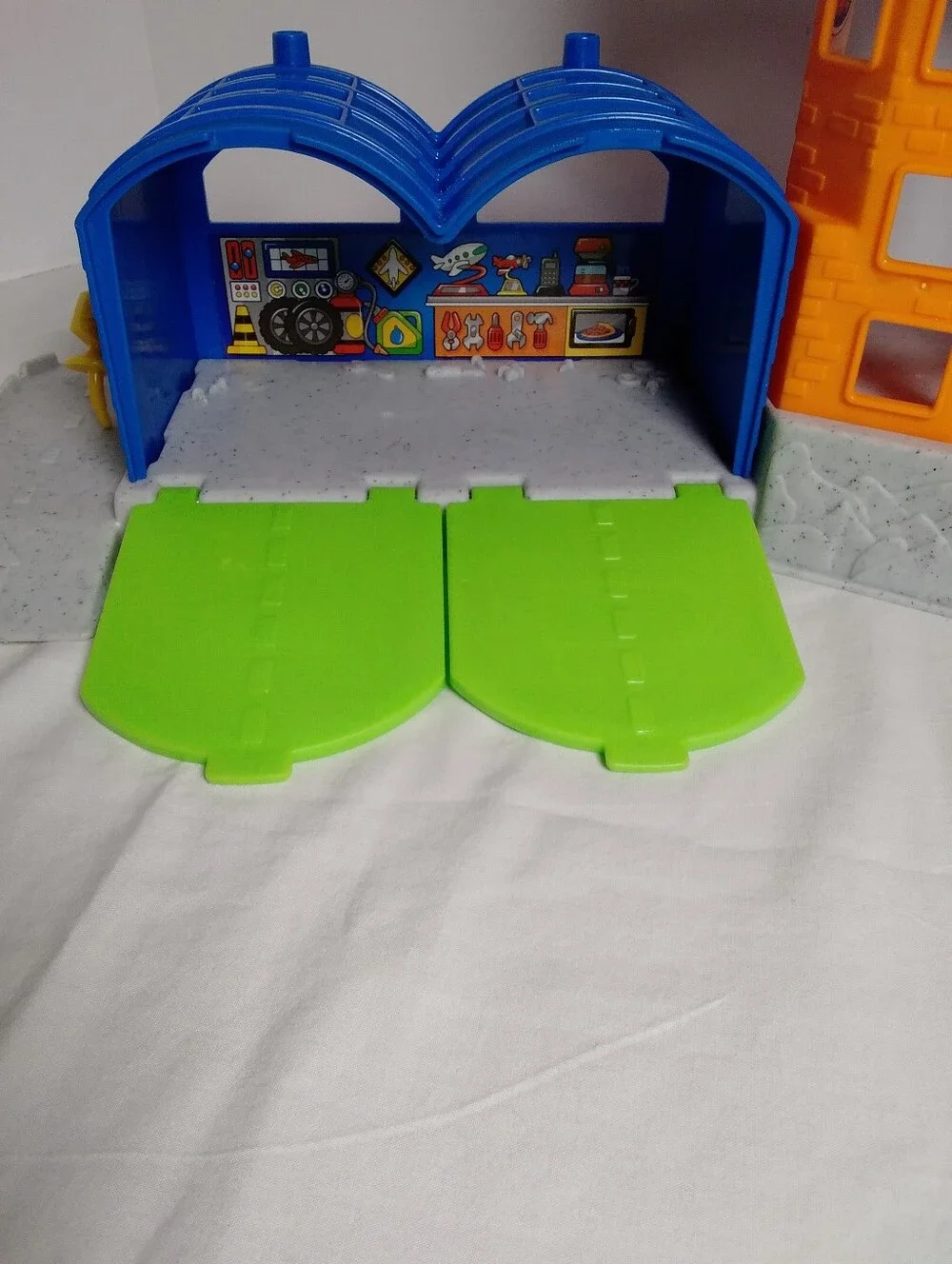 F.P. Little People Wheelies Airport With 2 Wheelies